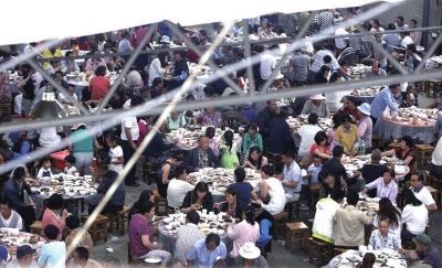 昆明官渡区一社区主任为去世的父亲大摆丧宴