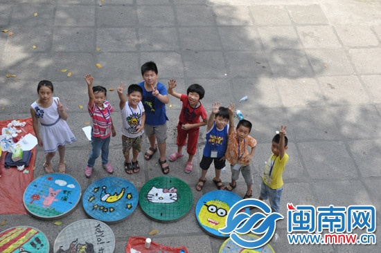 彩绘井盖下周现身泉州九一街4