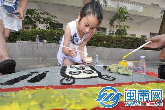 彩绘井盖下周现身泉州九一街3