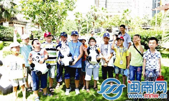 最后合影,小记者们乐坏了