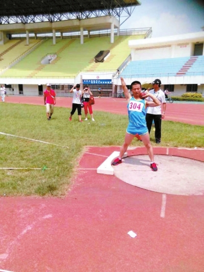 黄华峰在铅球项目比赛中。
