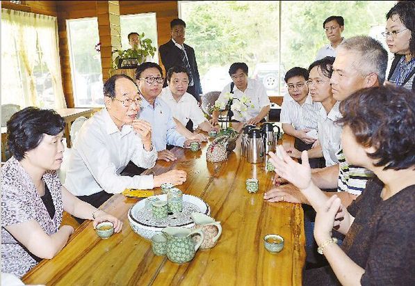 7日下午，省委书记尤权在台湾南投县民宿松园山庄与