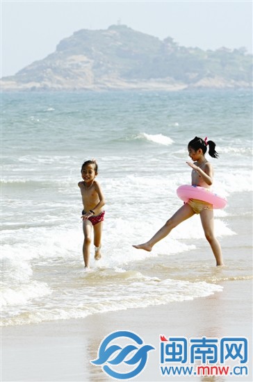两个小女孩在张坂海域嬉戏