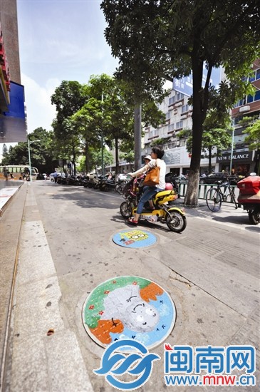 彩绘井盖让非机动车道亮丽起来