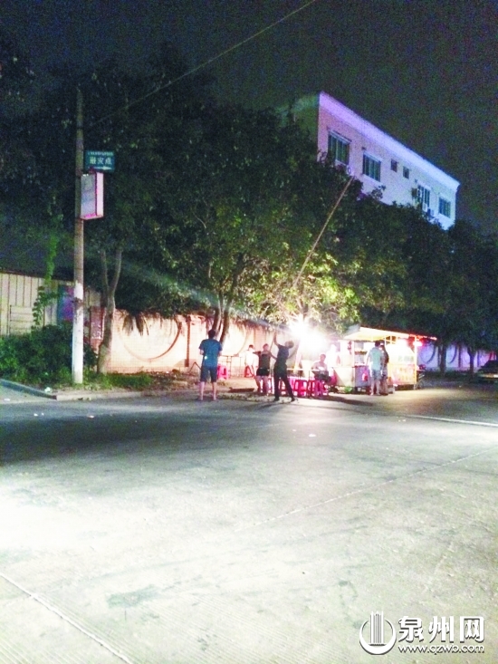 昨晚刺桐北路,有人采摘路边芒果