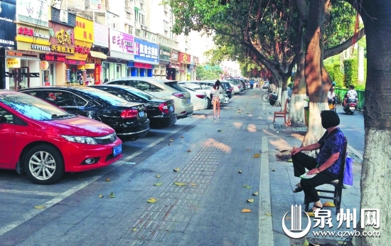 泉秀街中远名城段,一名停车位收费员着装不规范