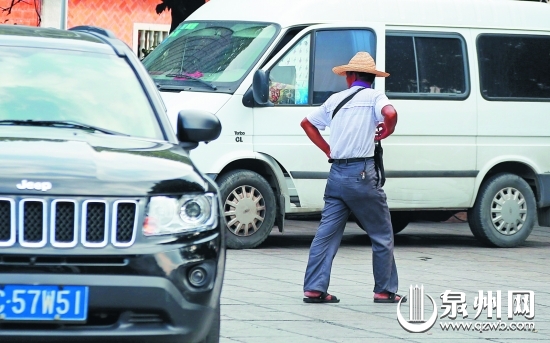 一名停车位收费员未穿统一服装