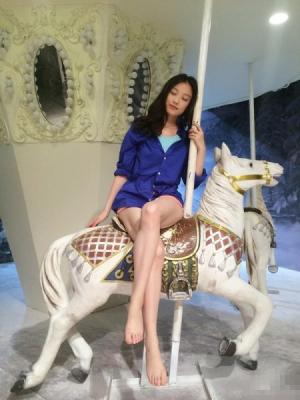 倪妮微博自曝骑木马组图秀美腿 表情夸张女神一秒变女神经