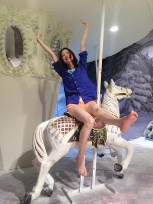 倪妮微博自曝骑木马组图秀美腿 表情夸张女神一秒变女神经
