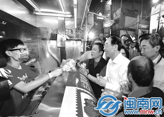 八日晚，省委书记尤权在台湾台中市逢甲夜市品尝当地