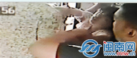 女孩晕倒,不省人事