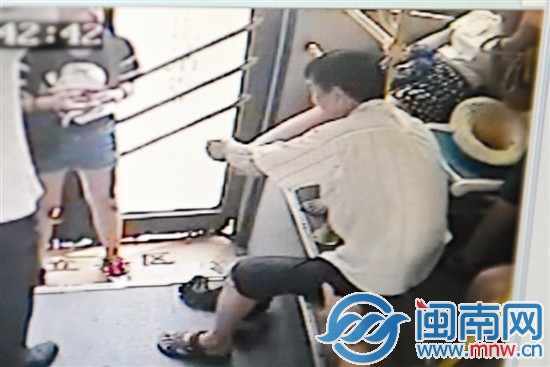 从黄敏晕倒到医院,白衣男子一直帮她按脚