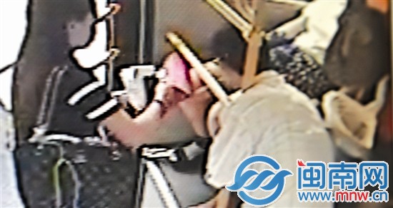 女子找出黄敏的包包,拿起手机打电话通知她家人