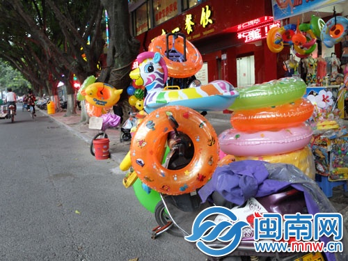 泉州街头的小贩卖起游泳用品