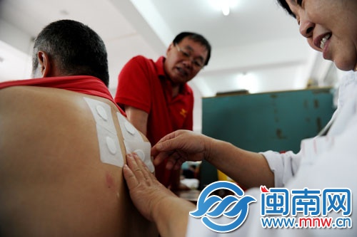 市民在医院贴三伏贴