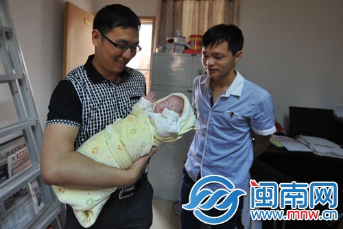 欢乐车友会车友一同接送小女婴去福利中心
