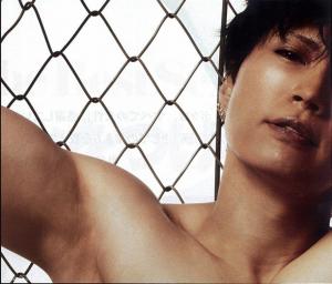 日男星gackt大尺度全裸照险露毛 胸肌公狗腰露股惹火人鱼线