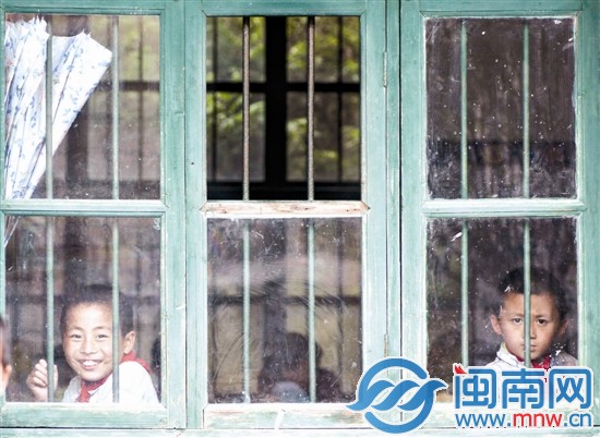 大坂小学经费紧张，一年级的窗户少了一块玻璃
