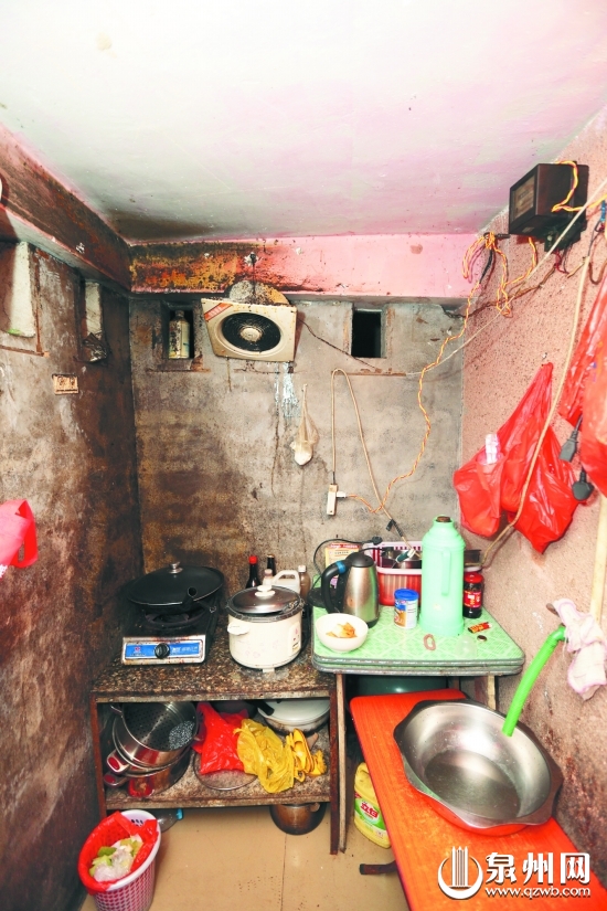 在狭小的空间煮饭、用电,安全问题令人担忧