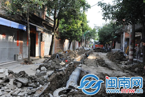 聚宝街二期在翻建,过往行人车辆请慢行