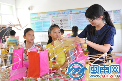 林老师正在教小朋友制作花灯