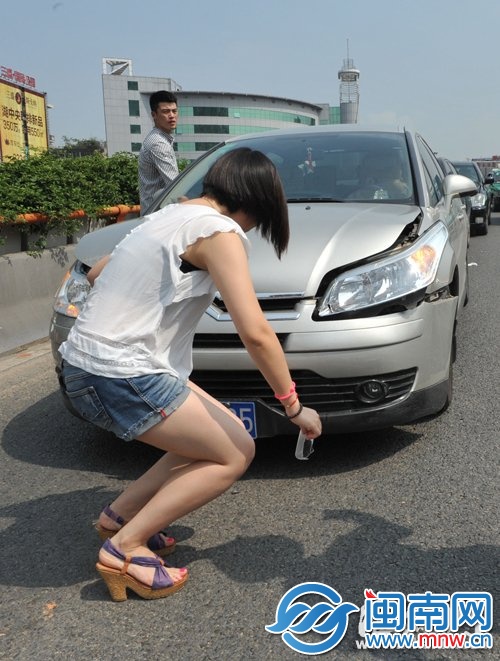 女司机穿着高跟鞋