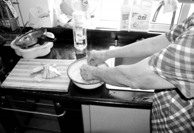 居民用洗菜的水洗手。