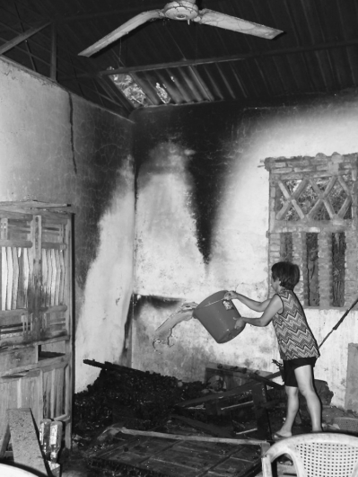 未上锁厨房突冒黑烟