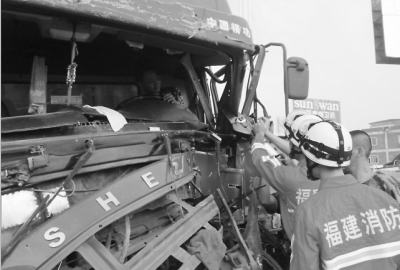 消防官兵破拆救援被困司机。