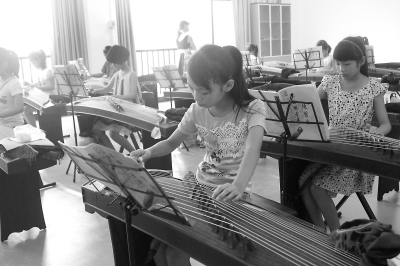 孩子们正在认真学古筝。