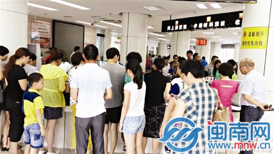 办证高峰期人头攒动