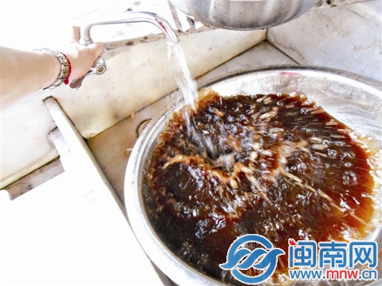 建福小区陈阿姨家洗出的“酱油水”