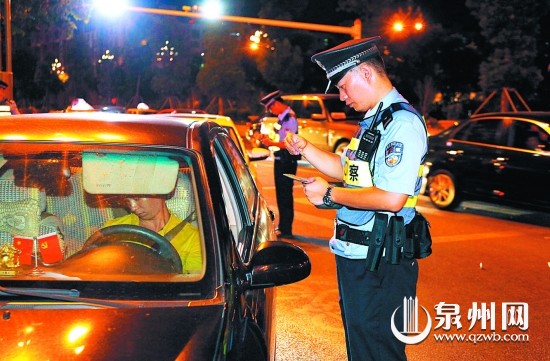 民警对过往车辆进行检查