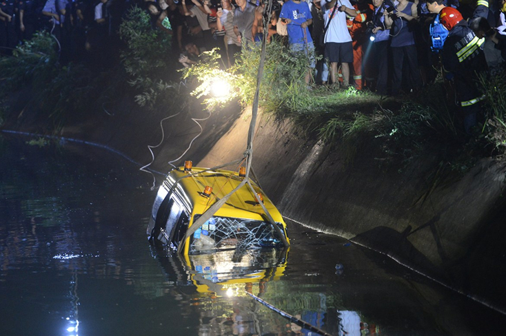 湖南湘潭雨湖区响塘乡一幼儿园校车翻入水库致11死