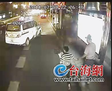 担心男孩走失 公交司机报警