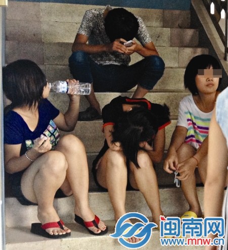 做完笔录后，几名打人女生坐在楼梯口嬉闹