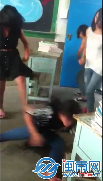 5名女生围着一名女生拳打脚踢（视频截图）