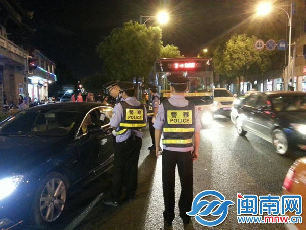 鲤城交巡警大队民警在涂门街开展统一行动