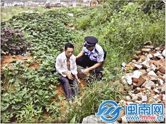 民警为王某喂水降暑