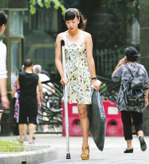 四川羌族独腿女孩穿20厘米高跟鞋照走红 被称为"东方维纳斯"