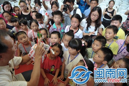 海都大篷车连续两天走进南安文化周,学剪纸、布袋戏