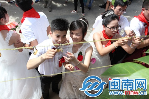 晋江50对新人办集体婚礼 新郎送新娘哨子以后随叫随到
