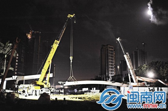 前晚,主桥被切割后,一段被拆下