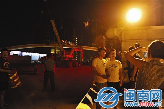 两位华大毕业生赶在天桥拆除前合影留念