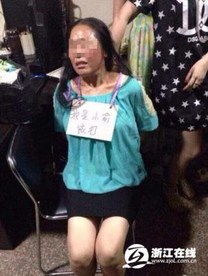 浙江温州店主抓女贼后令其挂牌"我是小俞"跪地拍照引争议