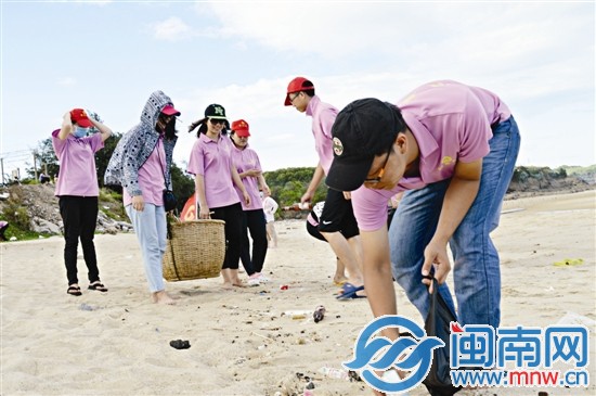 两女大学生走遍佛昙湾捡垃圾