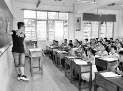 贵峰闽南语吟诗班开班了，学生正认真地跟老师学唱诗