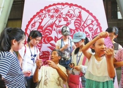 剪纸传承人水头埕边村人杨民兴的剪纸艺术很受小朋友