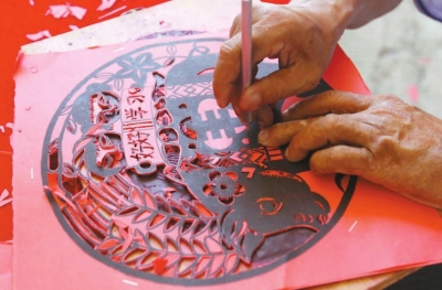 精雕细琢的精美剪纸作品。