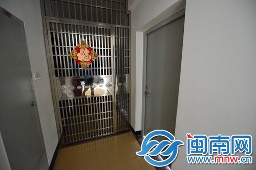 这扇铁门占用公共空间，挡住了通道